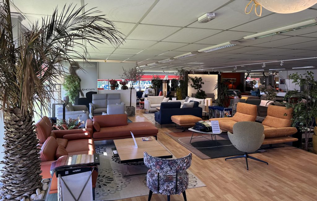 Intérieur du magasin Ambiances & Cuirs à Quimper, première salle.